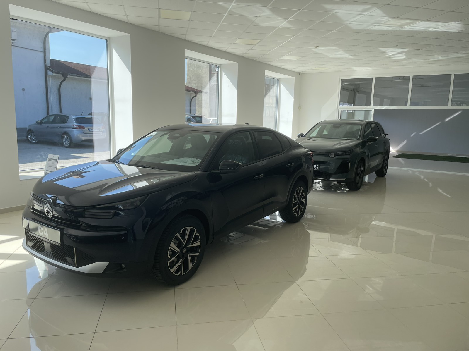 Citroën C4 и още един автомобил в светъл шоурум