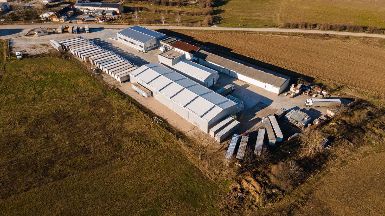 Die Logistikbasis von DRAGO mit geparkten Lastzügen